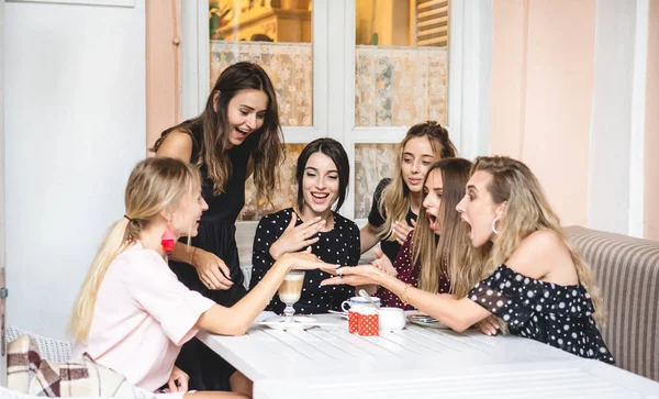 Seis chicas en la mesa —  Fotos de Stock