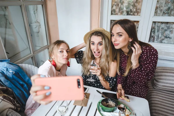 Três meninas na mesa — Fotografia de Stock