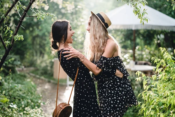 Две девушки в летнем парке — стоковое фото