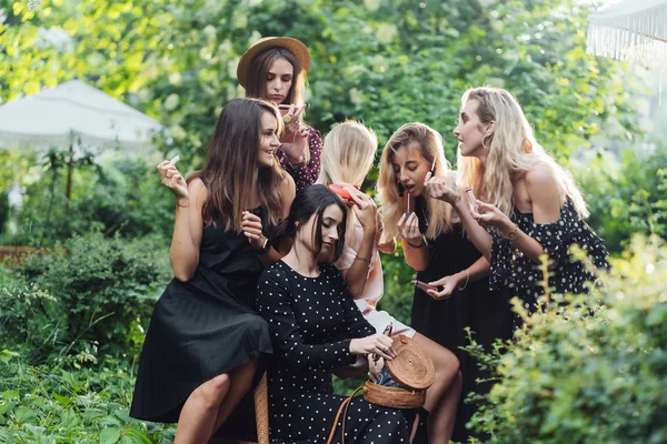 Sei ragazze nel parco — Foto Stock