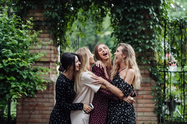 Cztery dziewczyny bawią — Zdjęcie stockowe