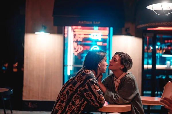 Jovem casal no bar, rua da cidade da noite — Fotografia de Stock