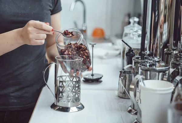 Kuru çay yaprakları çay basın makinesi cam kap içine dökün — Stok fotoğraf