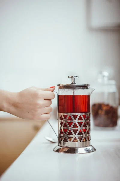 Té de bayas frescas en la prensa francesa sobre la mesa —  Fotos de Stock