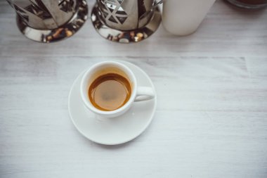 Fincan kapuçino Beyaz ahşap Tablo görünümü Kapat