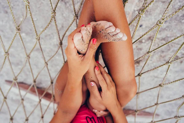 Mãe feliz com sua filha deitada em uma rede — Fotografia de Stock