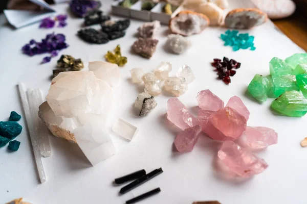 Coleção de belas pedras preciosas na mesa branca . — Fotografia de Stock