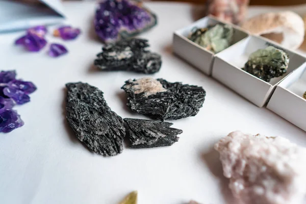 Colección de hermosas piedras preciosas sobre mesa blanca . — Foto de Stock