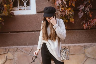 Genç kadın sokakta duran baş ağrısı, acı