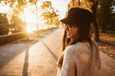 Uzun saçlı sonbahar park yürüme çekici, Genç esmer.