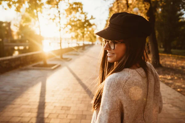 Attractive, young brunette with long hair walking autumn park. — Stock Photo, Image