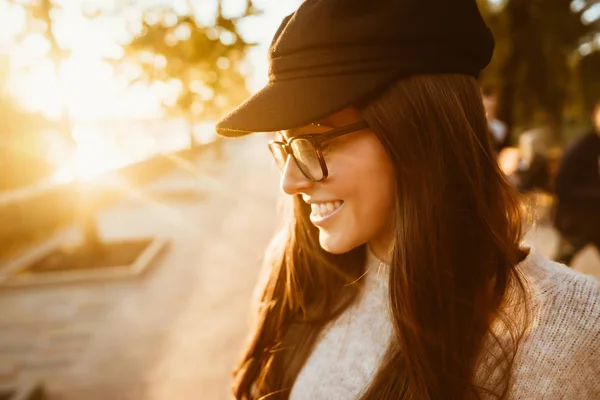 Attractive, young brunette with long hair walking autumn park. — Stock Photo, Image