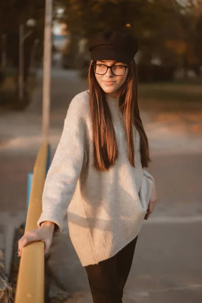 Atraente, jovem morena com cabelos longos andando parque de outono . — Fotografia de Stock