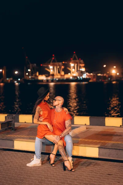 Молодий хлопець і красива дівчина на фоні нічного порту — стокове фото