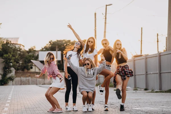 Six young women dance in a car park — Stock Photo, Image