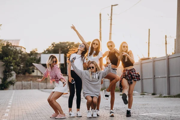 Sei giovani donne ballano in un parcheggio — Foto Stock