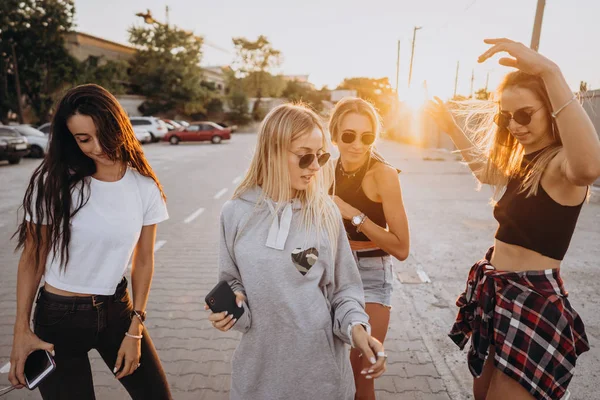 Quatro jovens dançam em um parque de estacionamento — Fotografia de Stock