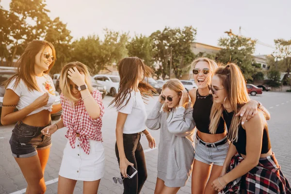 Seis jovens dançam em um parque de estacionamento — Fotografia de Stock