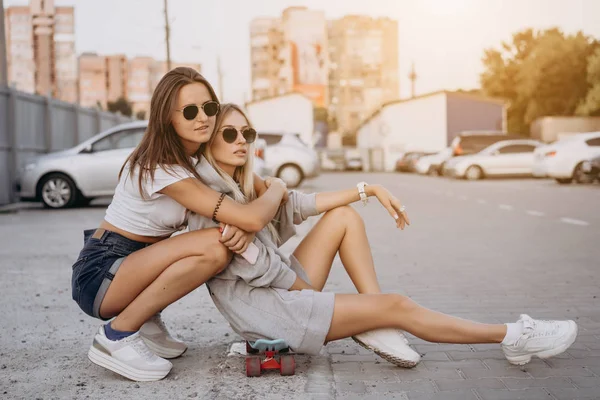 Dos chicas jóvenes y sexys están sentadas en el suelo —  Fotos de Stock