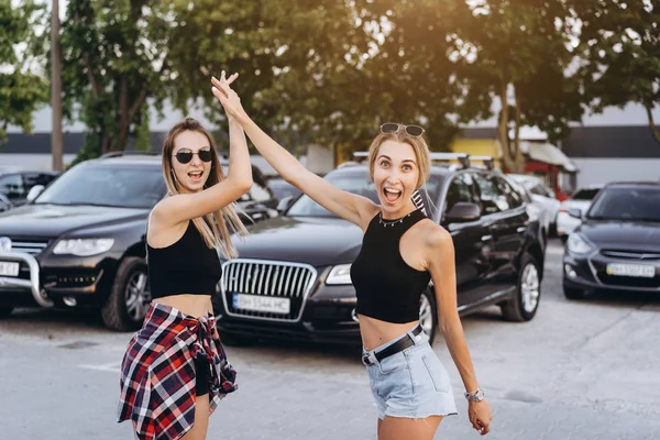 Duas meninas se conheceram no estacionamento — Fotografia de Stock