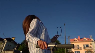 Mutlu güzel kadın başını sokağın sallıyor..