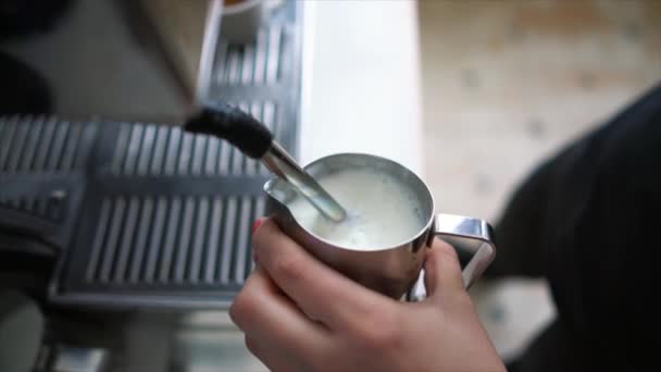 Barista dělá převařené mléko. — Stock video