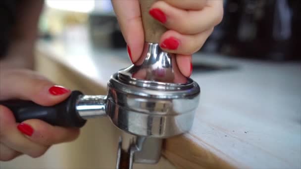 Barista Presst Gemahlenen Kaffee Mit Stampfer Nahsicht Auf Die Hände — Stockvideo