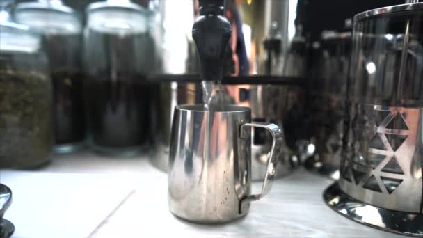 金属製マグカップに注ぐお湯があります。. — ストック動画