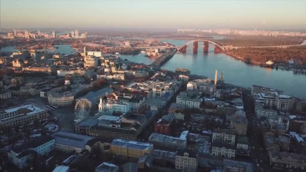 Drone légi felvételeket. Panoráma podil Kijevben — Stock videók