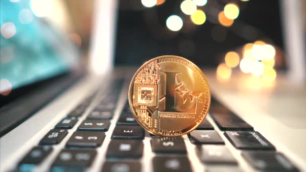 Lightcoin mynt pengar på dator laptop tangentbord — Stockvideo