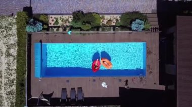 Anne ve kızı havuzu üzerinde dinlenme.