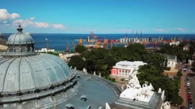 Kuşlar bir güzel bina, liman ve deniz görünümü göz. Odessa
