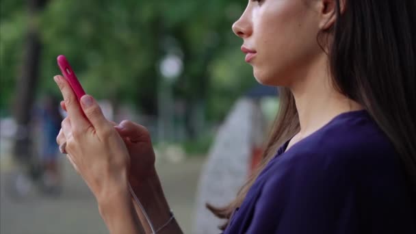 Vrouw zit op de Bank en het gebruik van de smartphone. Sluiten — Stockvideo