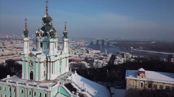 Letecký převoz kostela sv. Andrewse. — Stock video