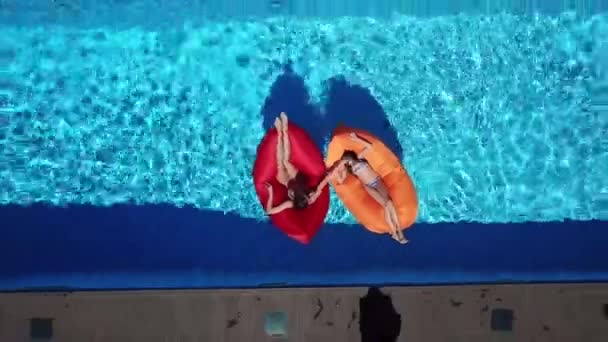 妈妈和女儿们正在游泳池里休息 — 图库视频影像