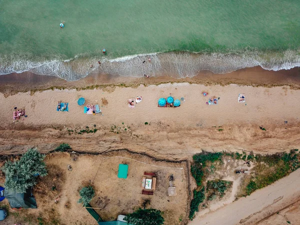 Ludzie odpoczywają na dzikiej plaży z rodzinami.. — Zdjęcie stockowe