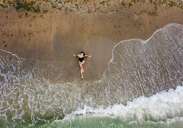 Jovem mulher asiática na praia na areia perto das ondas. — Fotografia de Stock