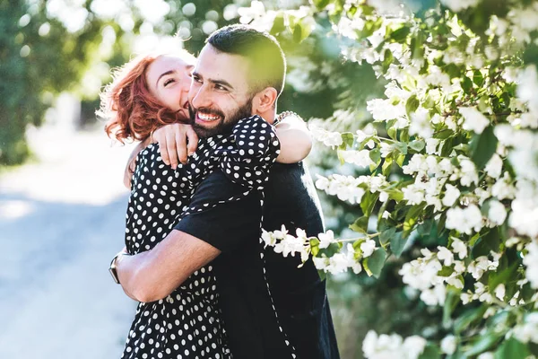 Sevgi dolu adam ve kız birlikte kameraya poz — Stok fotoğraf