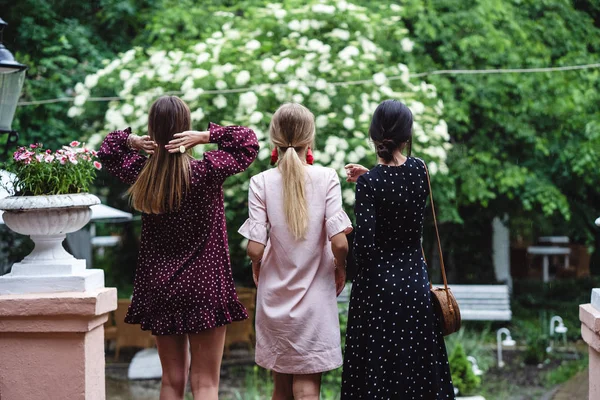 Tre flickor poserar på kamera — Stockfoto