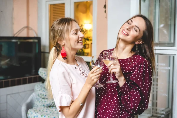 Duas meninas no terraço — Fotografia de Stock