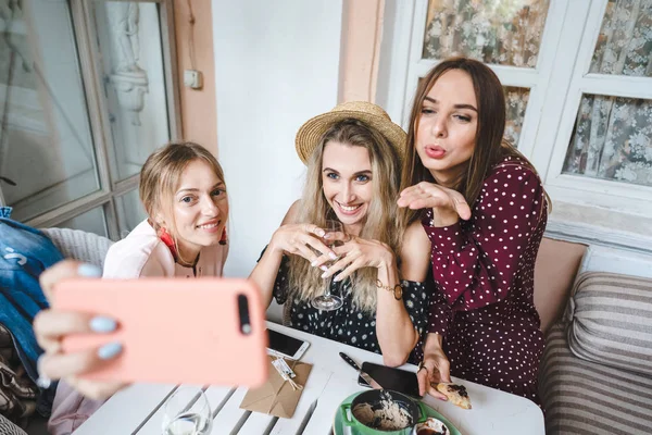 Três meninas na mesa — Fotografia de Stock