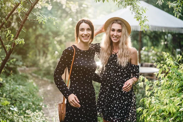 Δύο κορίτσια σε ένα πάρκο καλοκαίρι — Φωτογραφία Αρχείου