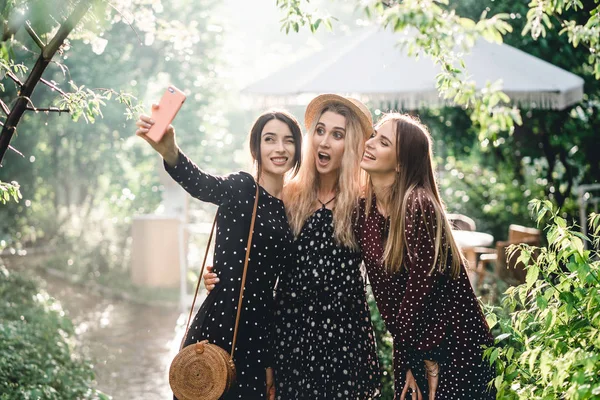 Tre flickor i en sommar park — Stockfoto