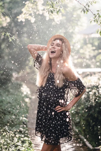 Ragazza in cappello posa sulla macchina fotografica — Foto Stock