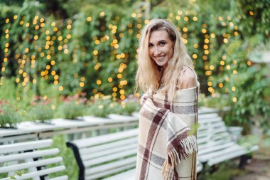 Güzel kız parkta kameraya poz