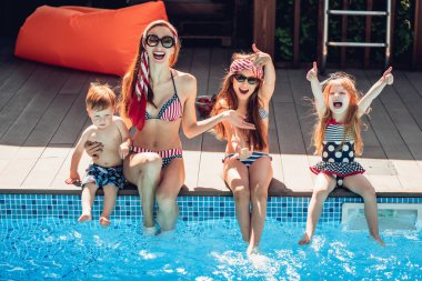 mutlu aile eğleniyor havuz kenarındaki zaman