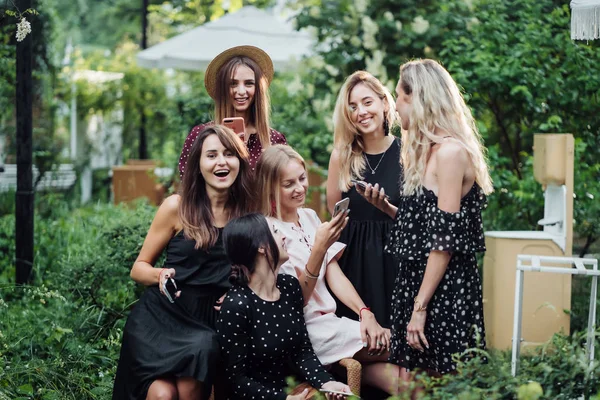 Sei ragazze con telefoni cellulari — Foto Stock