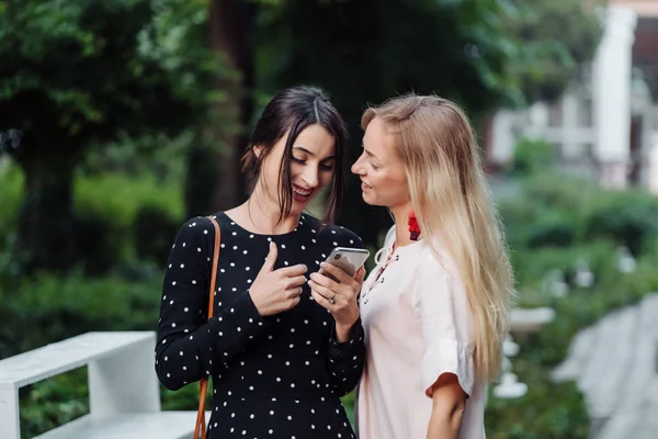 Cep telefonu ile iki kız — Stok fotoğraf