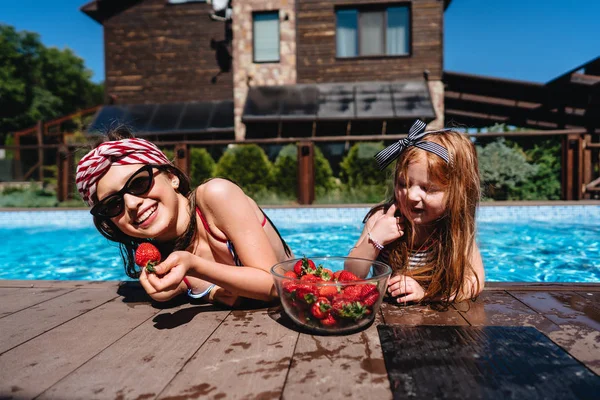 Two little girls on the side of the pool — Stock Photo, Image