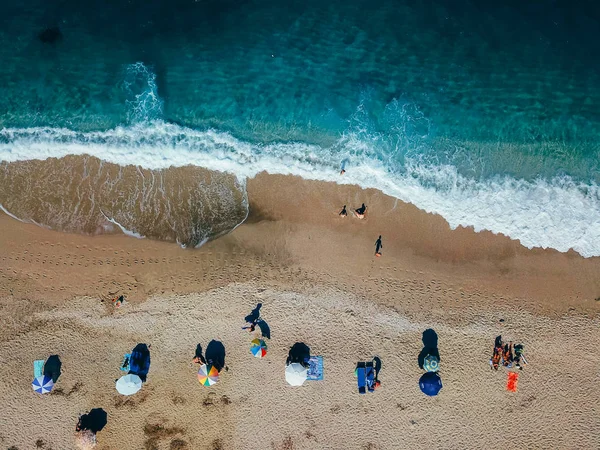 Praia com espreguiçadeiras na costa do oceano — Fotografia de Stock